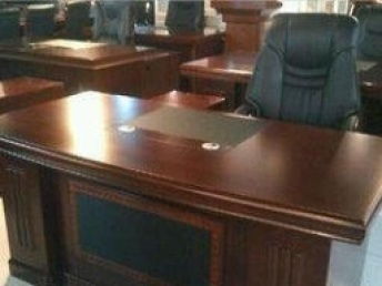 北京二手辦公家具廠 經濟實惠的老板桌、屏風工位與椅子選購指南